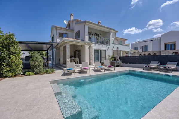 Maison Familiale, 3 chambres, balcon (Villa Aria with heated Pool and) | Piscine