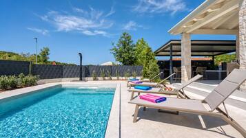Familienhaus, 3 Schlafzimmer, Balkon (Villa Aria with heated Pool and) | Pool | Außenpool (je nach Saison geöffnet)