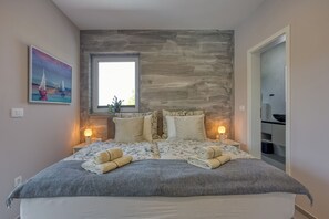 Family House, Multiple Bedrooms (Villa Aria with heated Pool and)