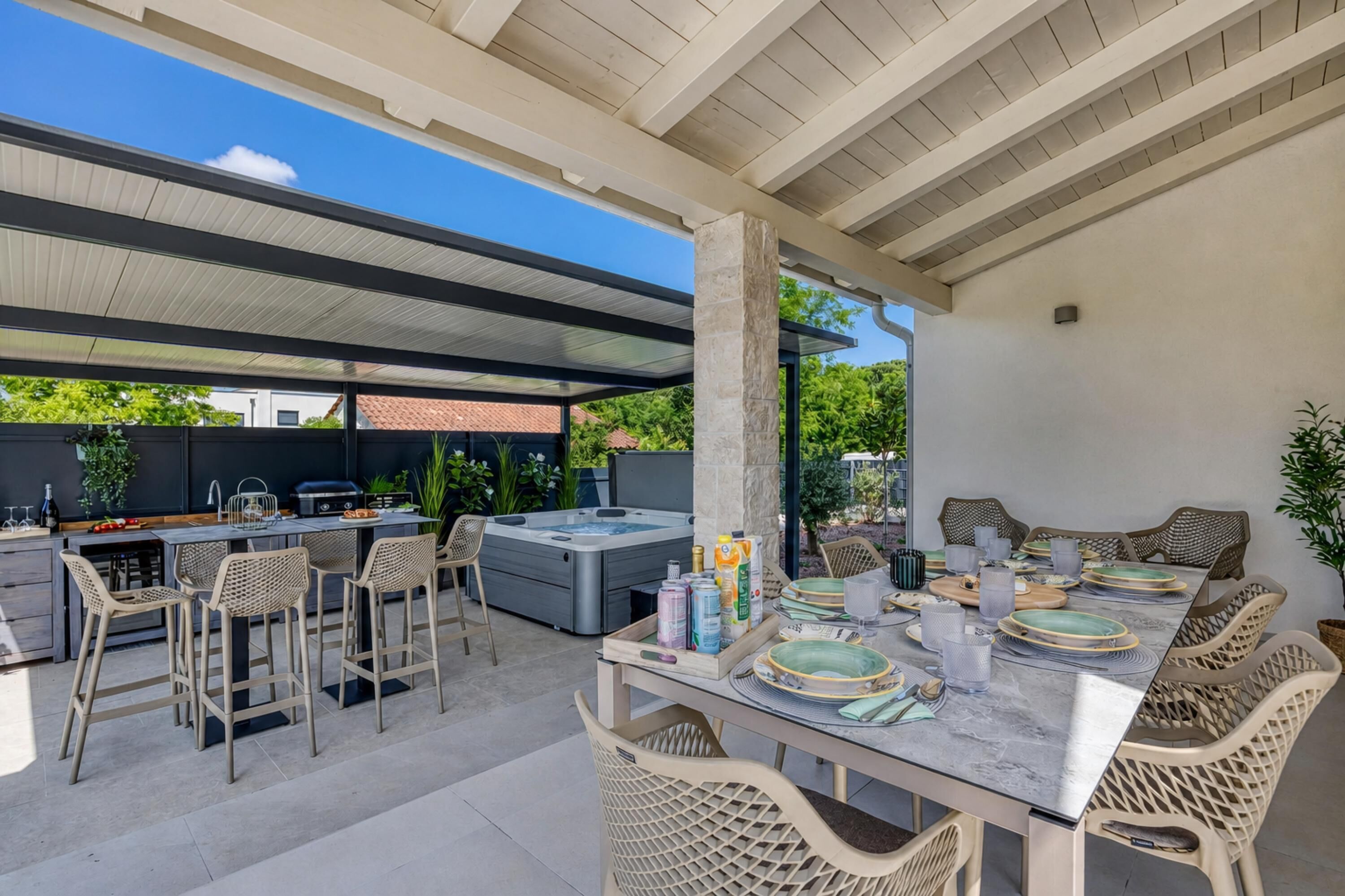 Familienhaus, 3 Schlafzimmer, Balkon (Villa Aria with heated Pool and) | Speisen im Freien