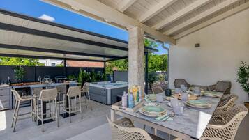 Familienhaus, 3 Schlafzimmer, Balkon (Villa Aria with heated Pool and) | Speisen im Freien