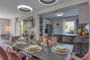 Family House, Multiple Bedrooms (Villa Aria with heated Pool and) | Dining
