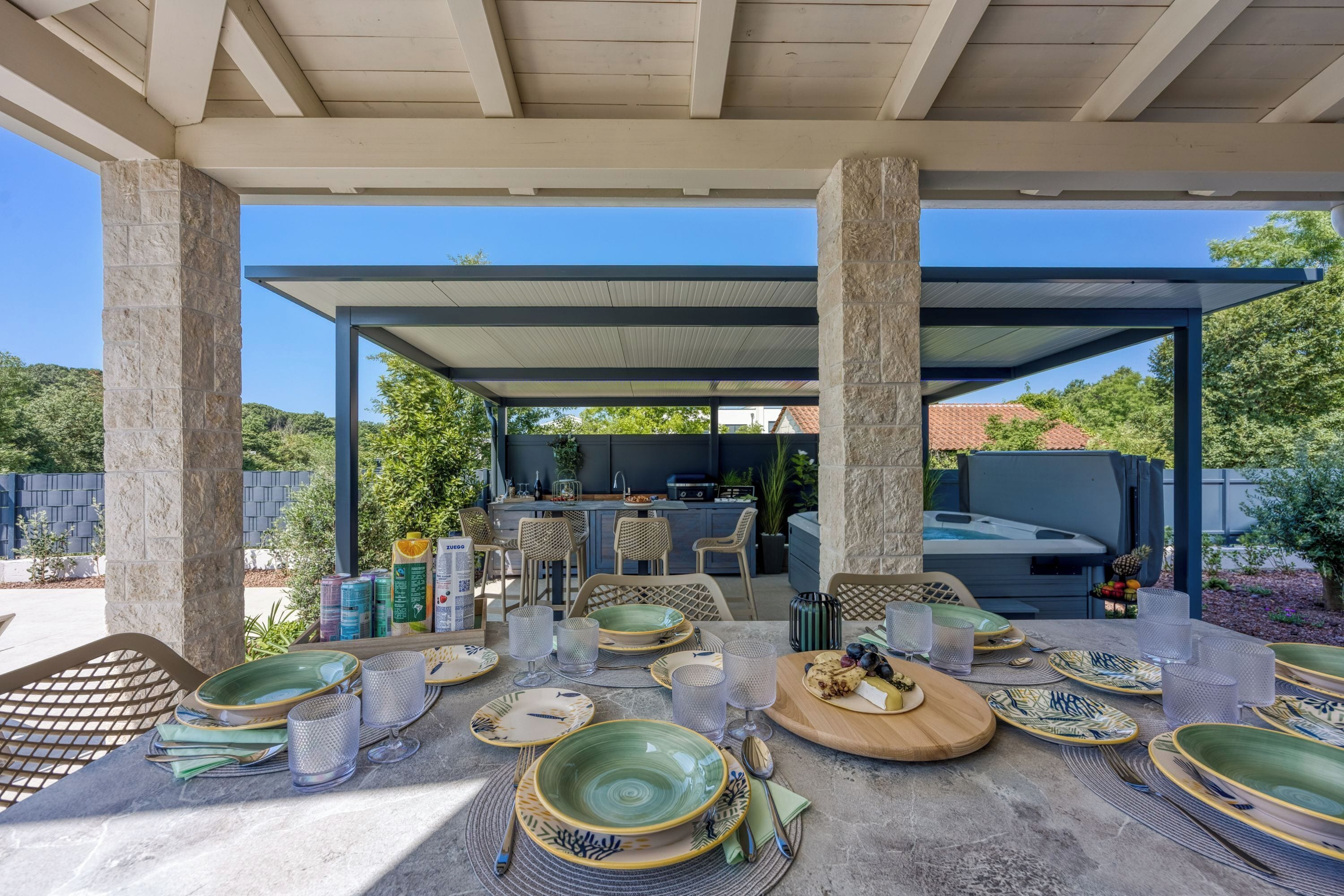 Familienhaus, Mehrere Schlafzimmer (Villa Aria with heated Pool and) | Speisen im Freien