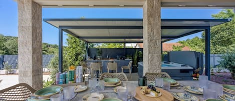 Familienhaus, Mehrere Schlafzimmer (Villa Aria with heated Pool and) | Speisen im Freien