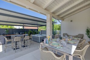 Maison Familiale, plusieurs chambres (Villa Aria with heated Pool and) | Restauration extérieure