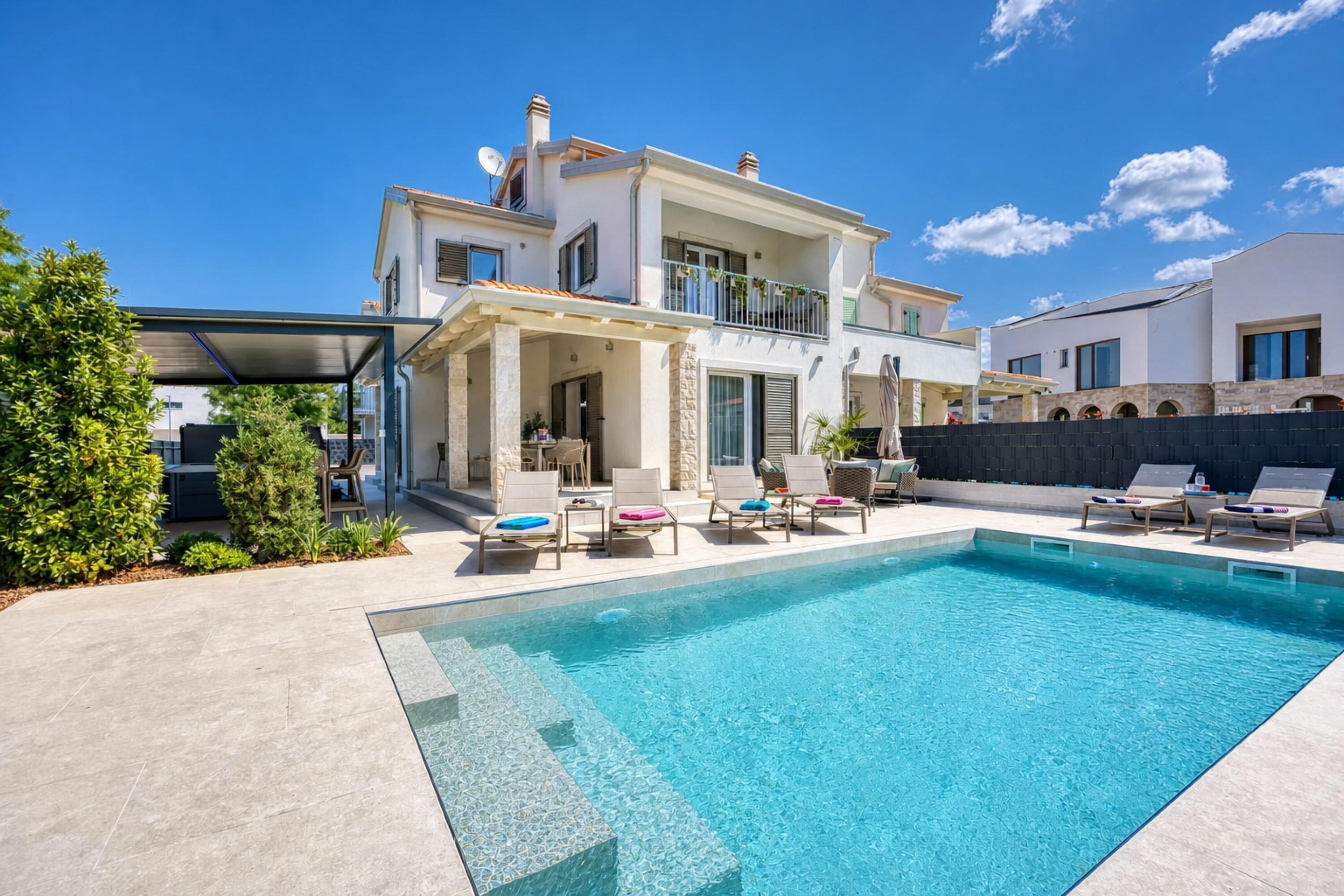 Familienhaus, 3 Schlafzimmer, Balkon (Villa Aria with heated Pool and) | Pool | Außenpool (je nach Saison geöffnet)