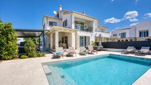 家庭独立别墅, 3 间卧室, 阳台 (Villa Aria with heated Pool and) | 泳池 | 季节性开放的室外游泳池