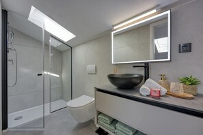 บ้านพักสำหรับครอบครัว, หลายห้องนอน (Villa Aria with heated Pool and) | ห้องน้ำ | ฝักบัว, ไดร์เป่าผม, ผ้าเช็ดตัว, สบู่