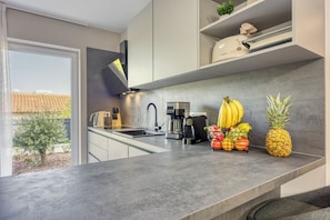 Fridge, microwave, oven, stovetop - Villa Aria With Heated Pool and Whirlpool (Porec)