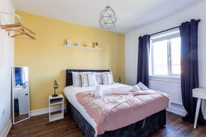2 bedrooms, desk, iron/ironing board, free WiFi - Modern 2 bed house with parking Gateshead (Tyne and Wear)