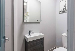 Een haardroger, handdoeken