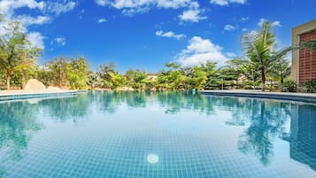 10 hồ bơi ngoài trời