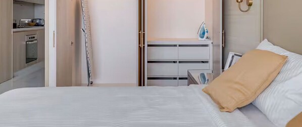 Blackout drapes, iron/ironing board, free WiFi - The Palm Tower  (Dubai)