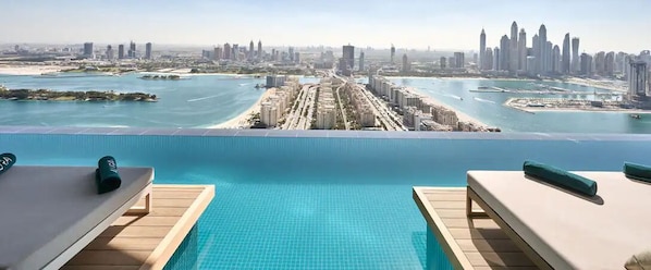 2 outdoor pools - The Palm Tower  (Dubai)