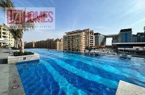 2 outdoor pools - The Palm Tower  (Dubai)