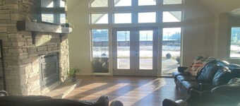 Ranch with a Lakeview! Mini cows and goats outside your doorstep!
