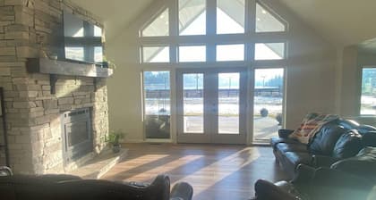 Ranch with a Lakeview! Mini cows and goats outside your doorstep!