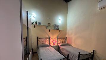 2 chambres, fer et planche Ă repasser, draps fournis