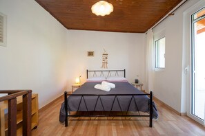 1 bedroom, iron/ironing board, WiFi, bed sheets - Galatas Maisonette (Galatas)