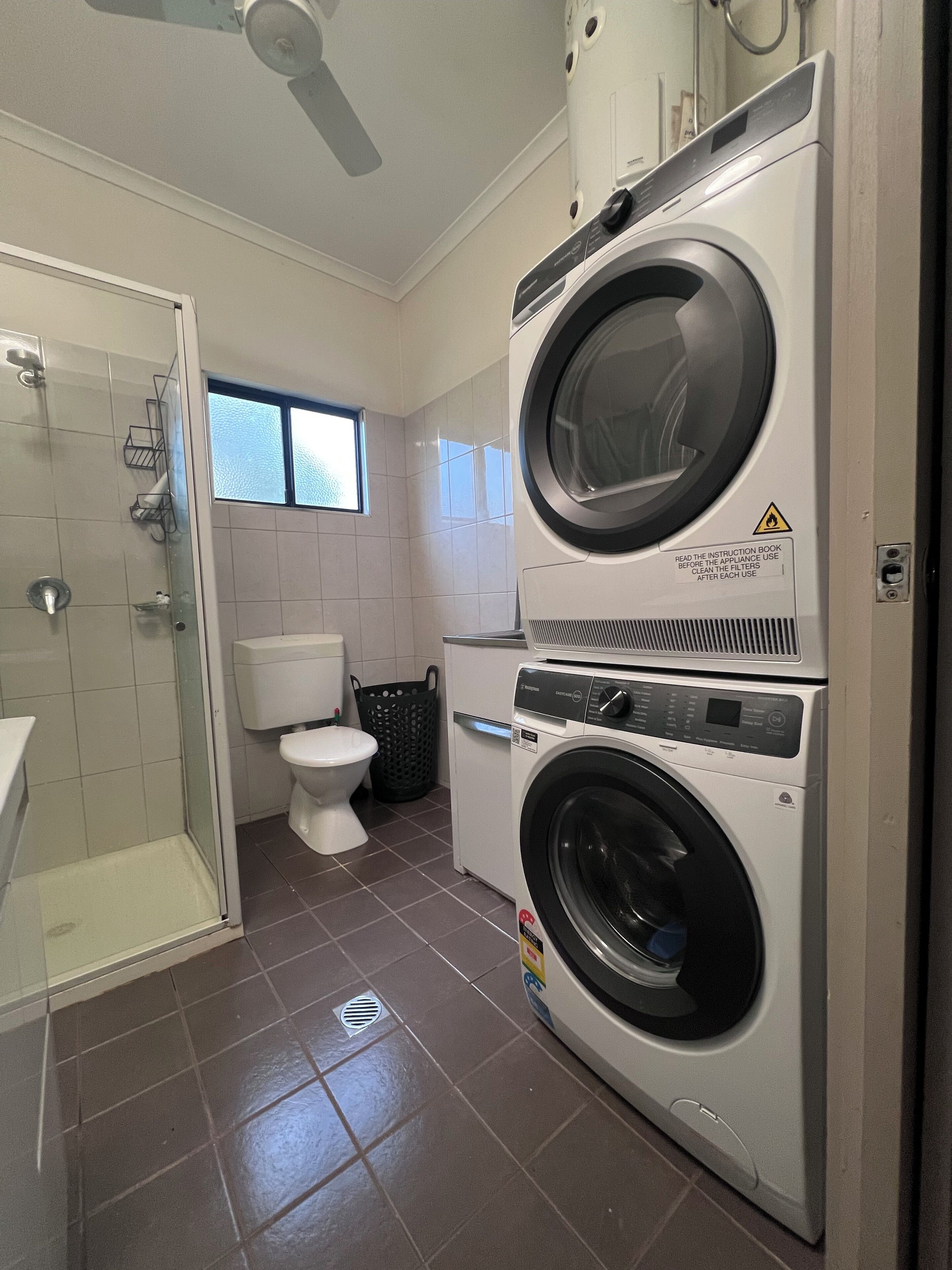 シャワー、タオル、石鹸、トイレットペーパー