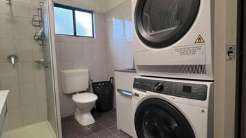 Ducha, toallas, jabón, papel higiénico