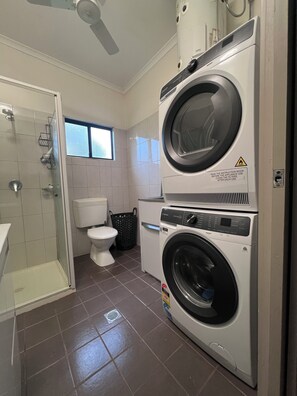 Shower, towels, soap, toilet paper - Home away from home, plenty of space for your caravan, camper, friends (Howard Springs)