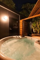 Free minibar, in-room safe, blackout drapes, free WiFi