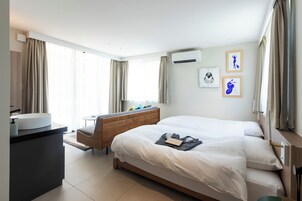 Minibar con artículos gratuitos y caja de seguridad en la habitación 