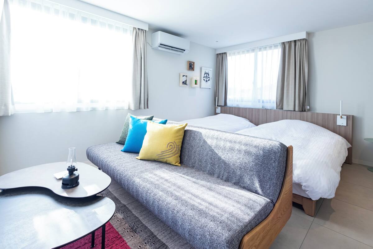Kamar Twin Basic, pemandangan gunung | Minibar gratis, brankas, tirai kedap cahaya, dan Wi-Fi gratis