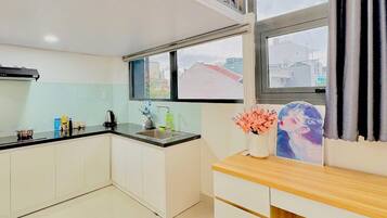Studio, City View | Private kitchen | Fridge, cookware/dishes/utensils