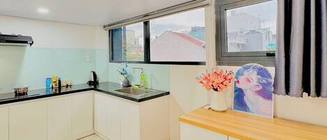 Studio, City View | Private kitchen
