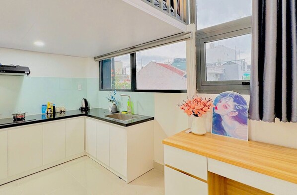 Studio, City View | Private kitchen | Fridge, cookware/dishes/utensils
