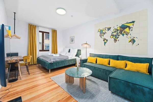 Die Couch lädt zum Entspannen ein, und das Bett sorgt für erholsame Nächte.