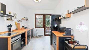 Køleskab, mikrobølgeovn, ovn, kogeplade