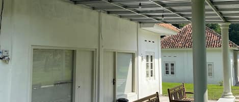Villa familiar, vista al jardín | Terraza o patio
