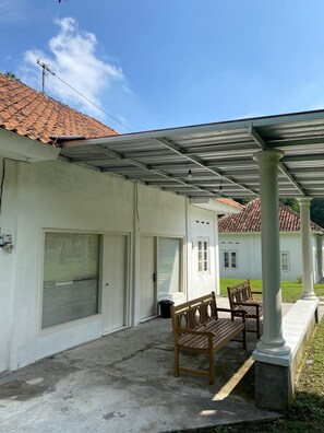 Familievilla, hageutsikt | Terrasse/patio