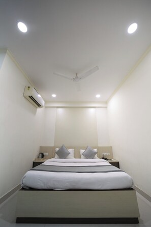 Deluxe Double Room, Balcony, City View | Bed sheets, wheelchair access - Hari Haran Prestige (Varanasi)