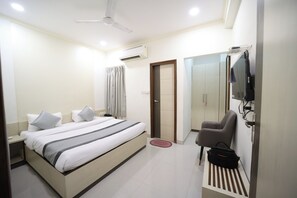 Superior Room | Bed sheets, wheelchair access - Hari Haran Prestige (Varanasi)