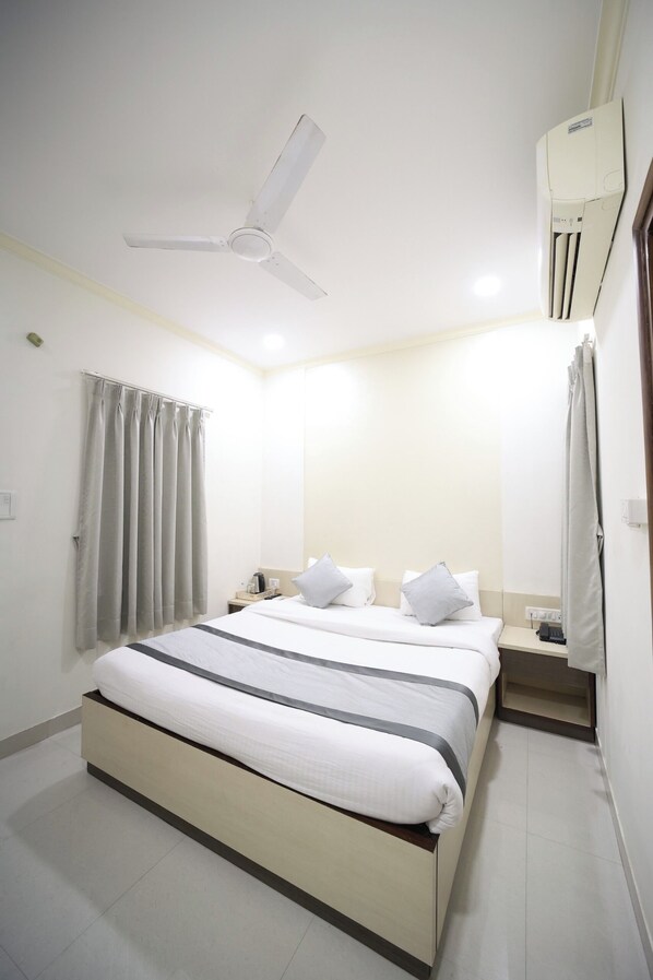 Deluxe tweepersoonskamer, balkon, uitzicht op de stad | Beddengoed, rolstoeltoegang