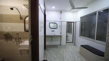 Classic Shared Dormitory | Bathroom