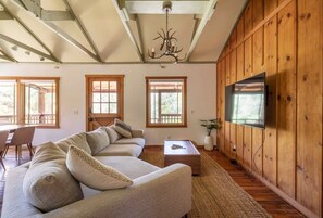 Smart TV, foosball - Riverfront Cabin - Private River Access & Hot Tub (Three Rivers)