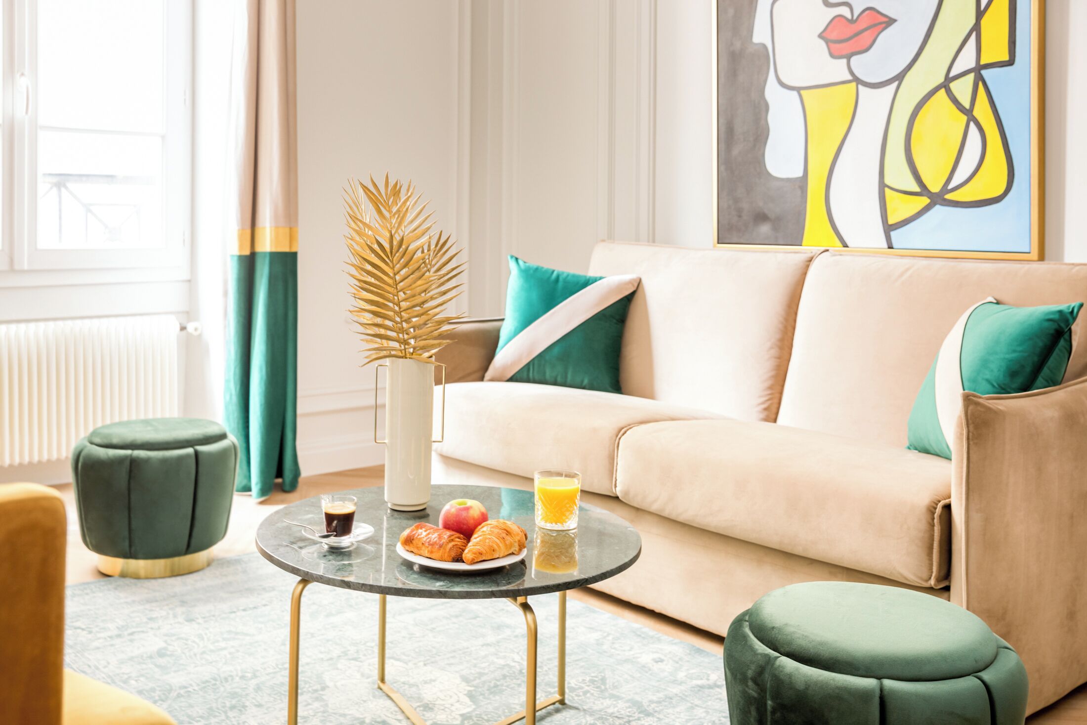 Appartement, uitzicht op de stad | Woonruimte | Een 43-inch smart-tv met kabelzenders, Netflix en streamingdiensten