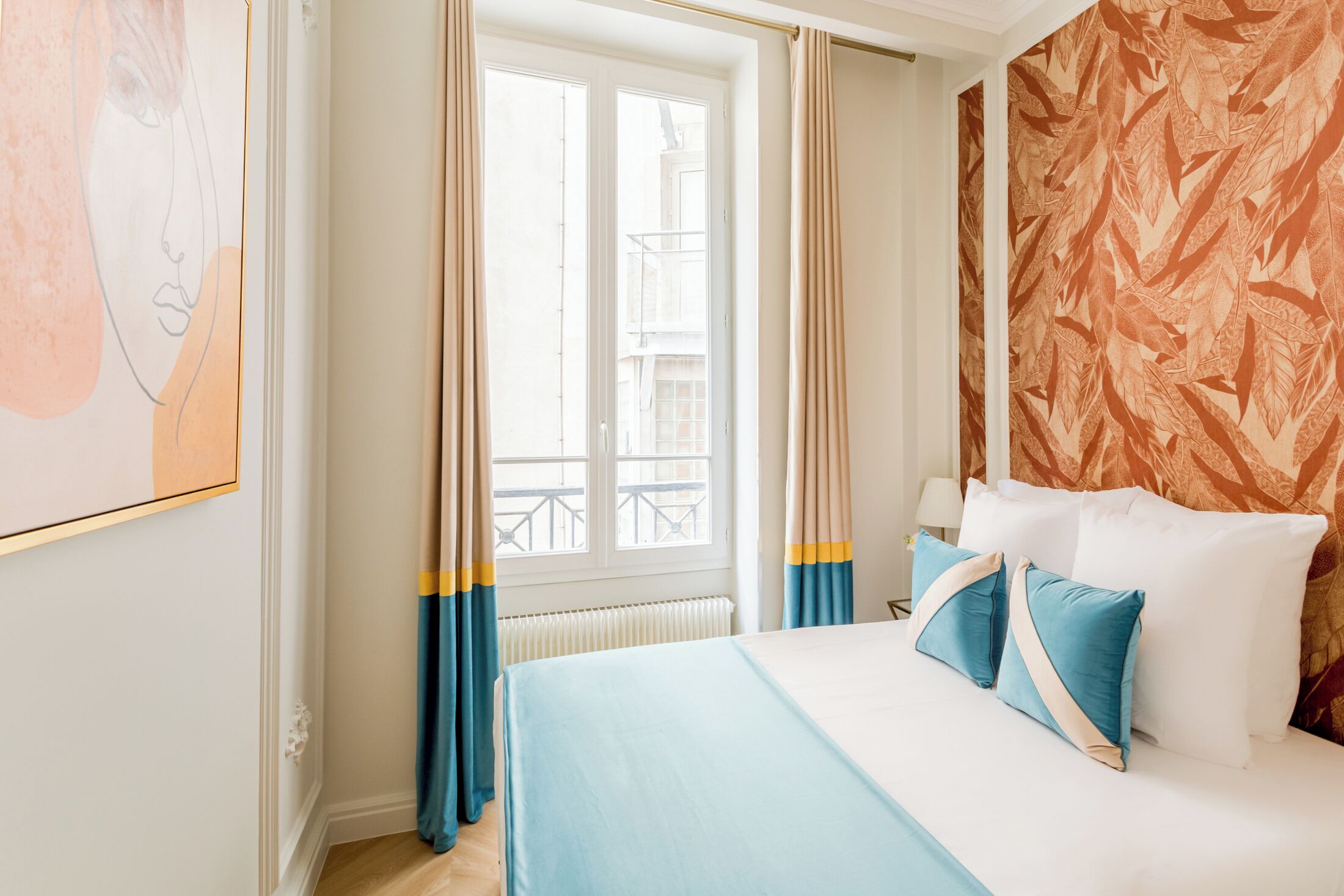 Quarto com cama, cortinas, janela e papel de parede estampado.
