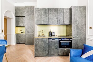 Apartment, City View | Dapur peribadi | Peti sejuk, ketuhar gelombang mikro, ketuhar, dapur 