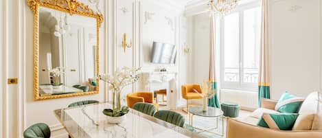 Apartment, Stadtblick | Wohnbereich