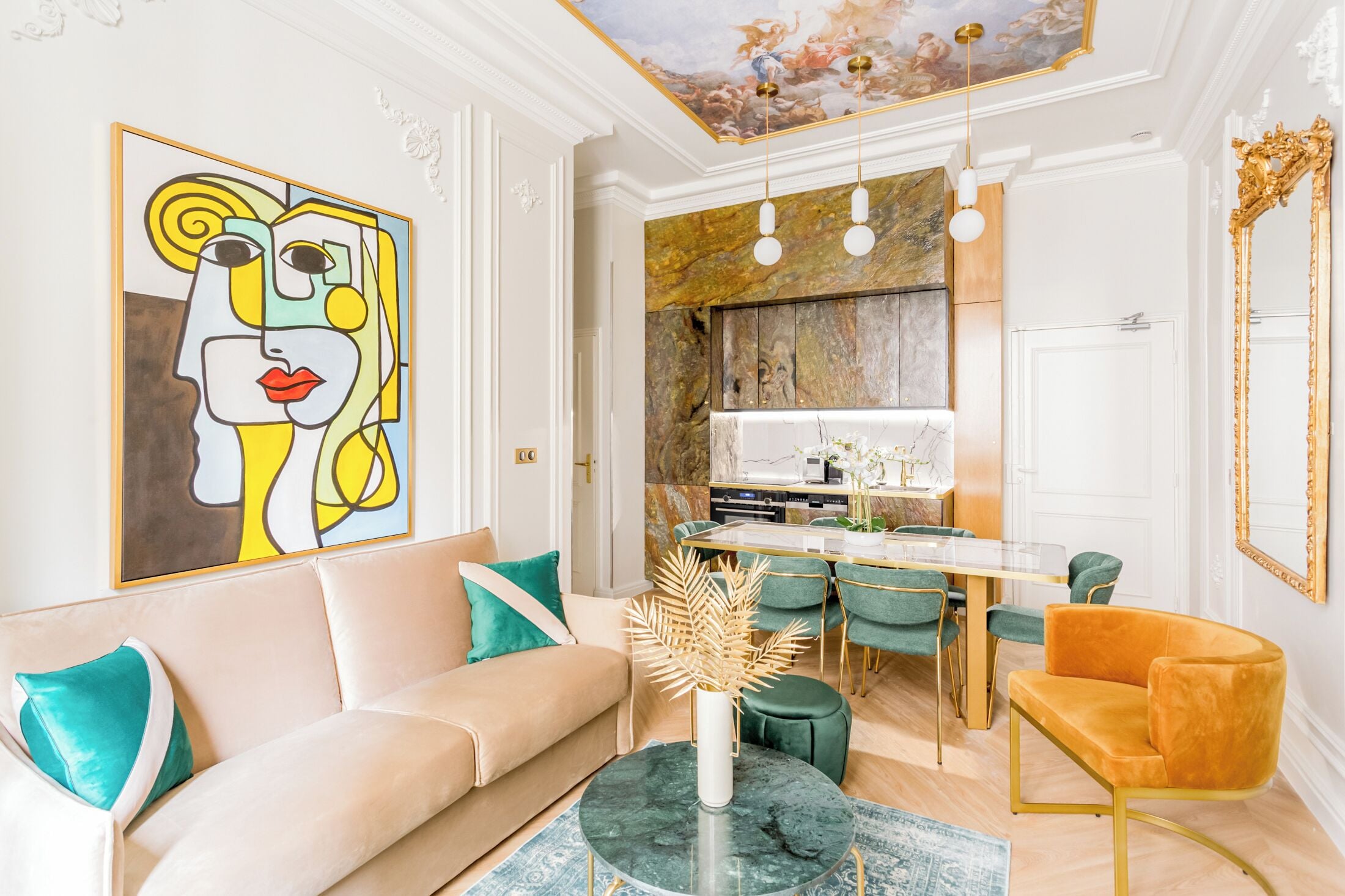 Una sala moderna con un sofá, una mesa de comedor y sillas. Hay un cuadro en la pared y un techo con un diseño decorativo.