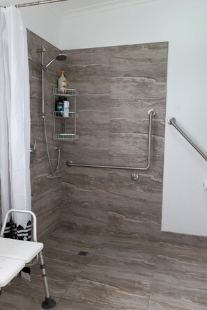 Dusche, Haartrockner, Handtücher, Seife