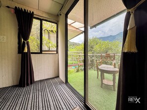 Quarto casal luxo, vista para a montanha | Sacada