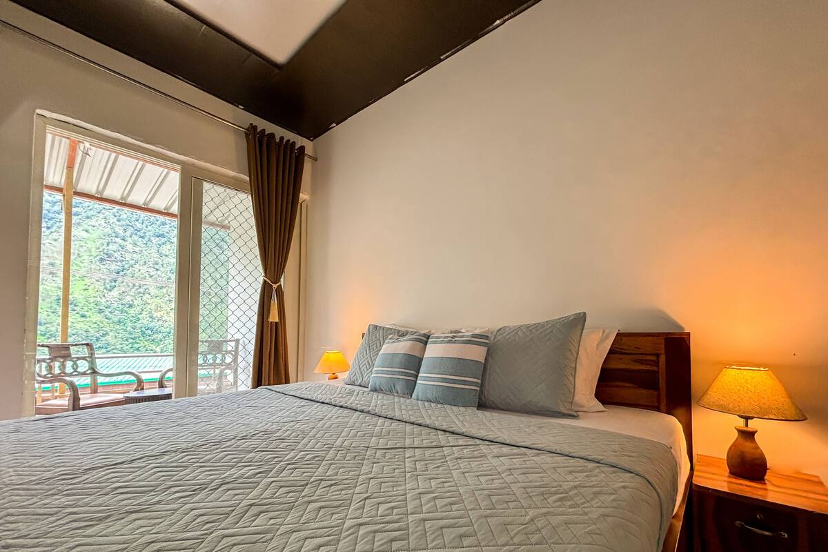 Standard Double Room, Mountain View | Soundproofing, iron/ironing board, free WiFi, bed sheets