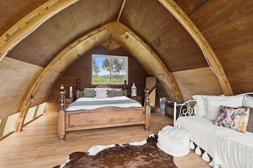 Baker's Hut - Off-Grid, Fire Pit, Fire Bath, Cozy, Views, Sleeps 2-3